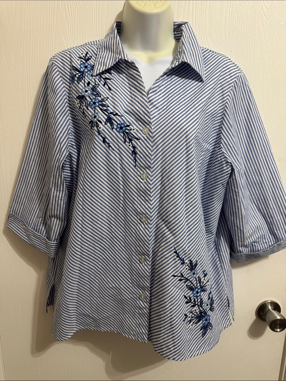 Alfred Dunner Women's L Classic Diagonal Floral Blue Stripe Button Front‎ Top